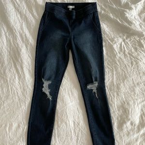 Size small dark wash jegging. Ideal for size 4 or 6 US. Never worn.